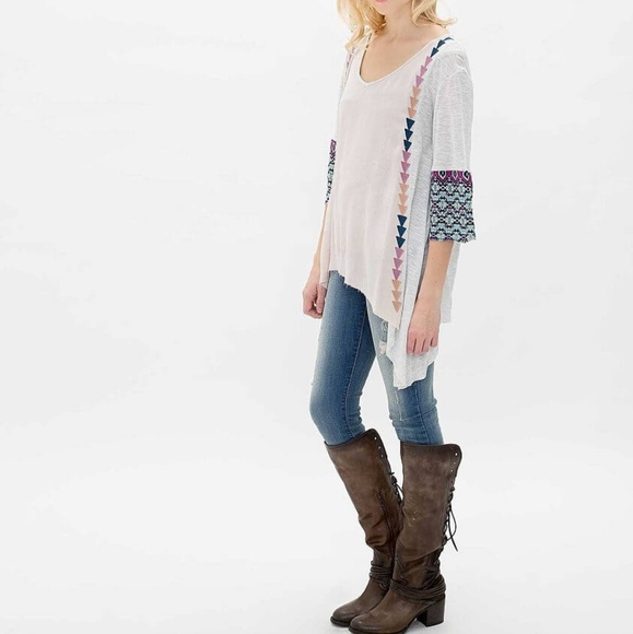 Gimmicks by BKE Southwestern Top - Picture 5 of 10